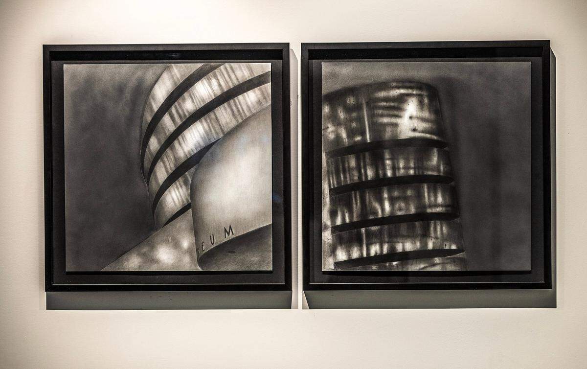 ‘The Solomon R. Guggenheim Museum, EEUU’ (izq), 2023. Grafito sobre papel Canson. “Teufelsberg, American Listening Station, Alemania’, 2023. Grafito sobre papel Canson 44 x 44 pulgadas.