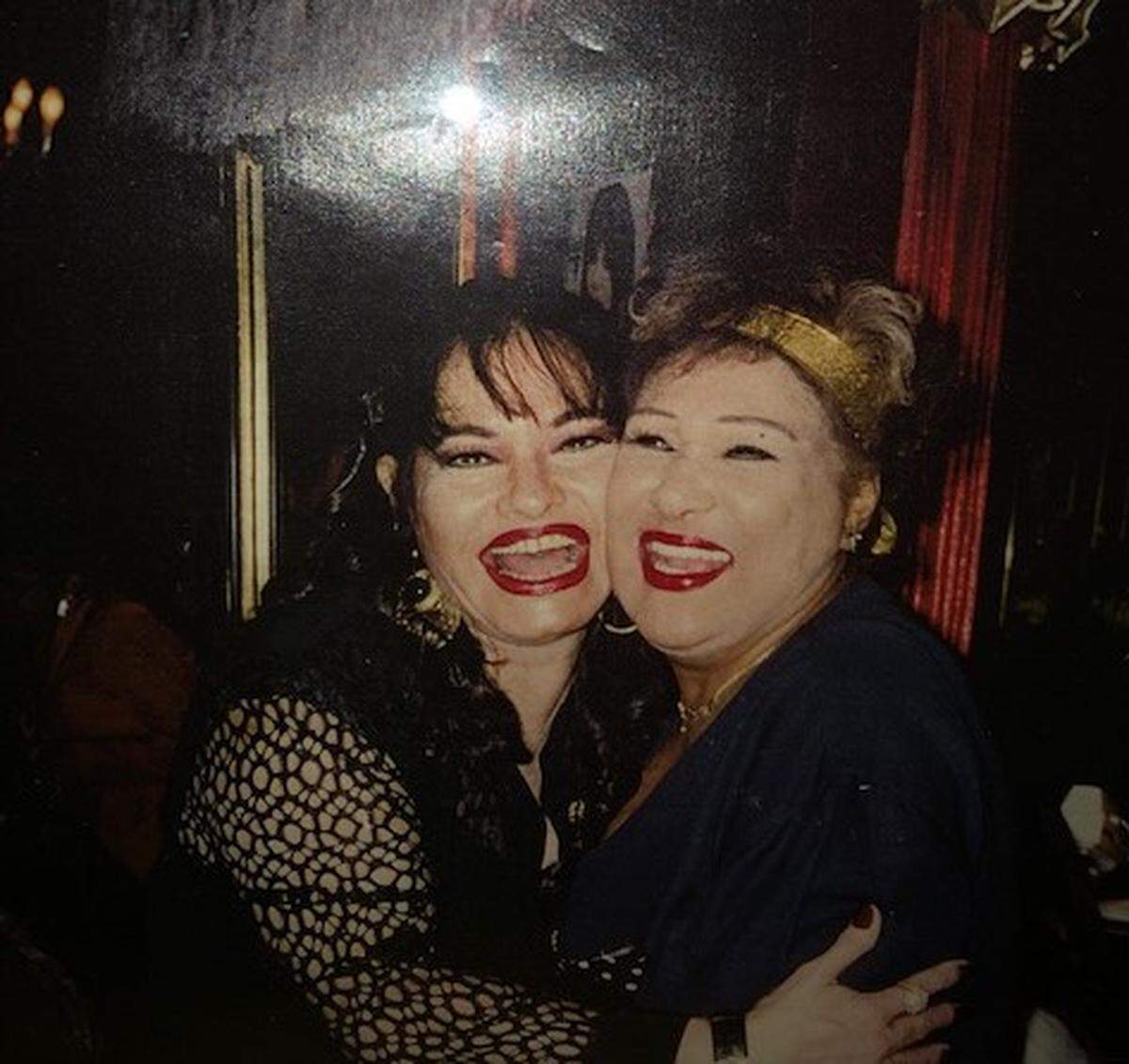 Annia Linares junto su ídolo Olga Guillot.