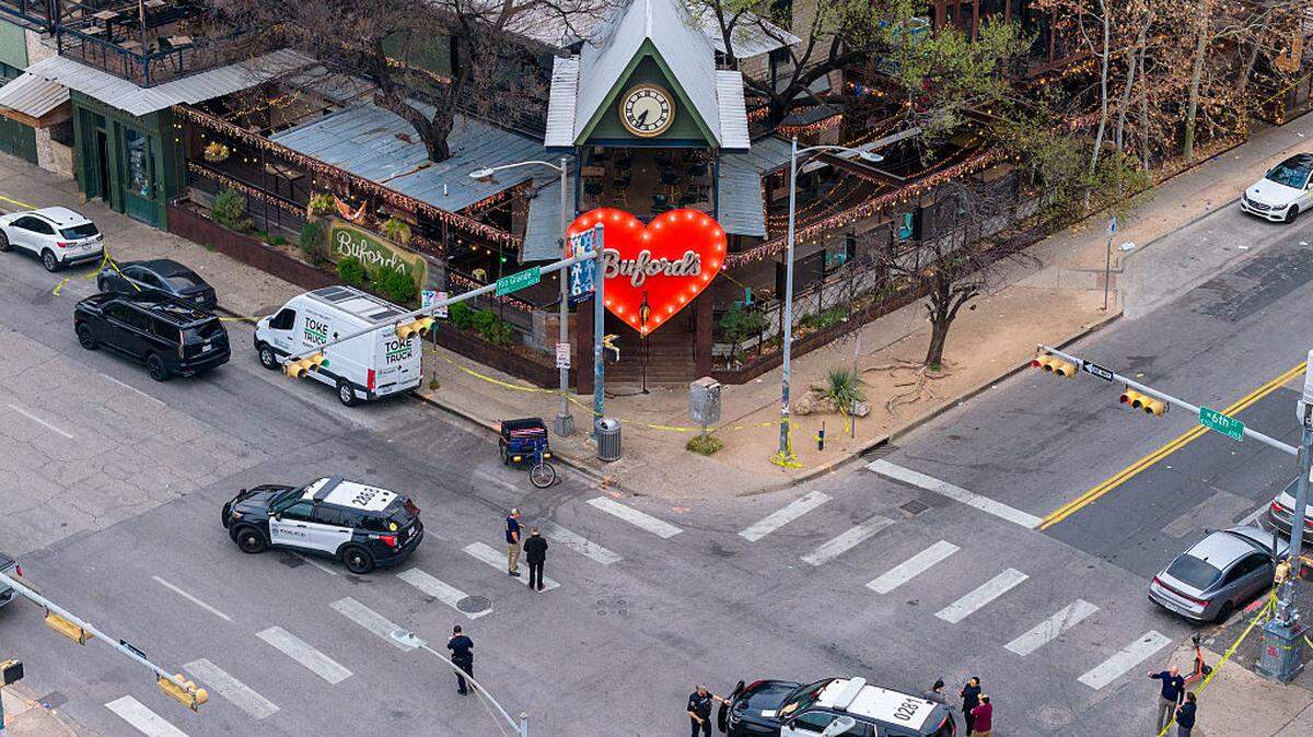 En una vista aérea, miembros del FBI y la policía local patrullan y realizan una investigación después de un tiroteo masivo afuera del bar Buford’s en el centro de la ciudad, el domingo 1 de marzo de 2026, en Austin, Texas.