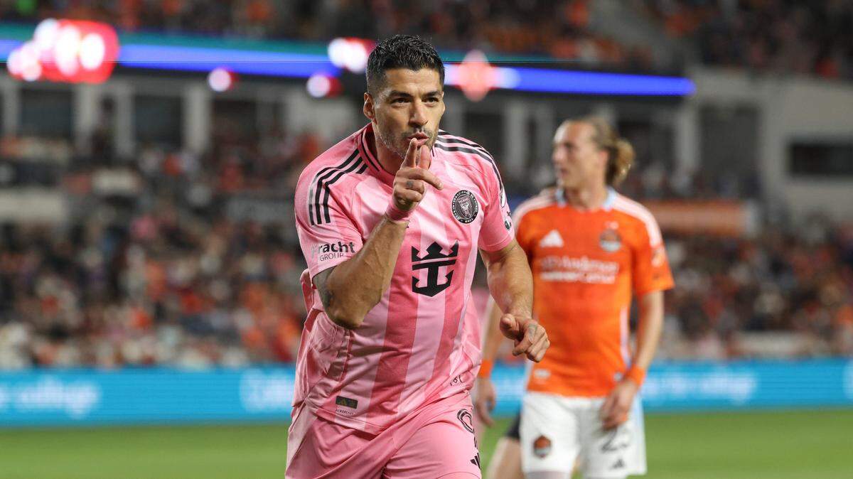 El delantero del Inter Miami Luis Suárez celebra tras anotar un gol ante Houston Dynamo, en el partido de la MLS celebrado el 2 de marzo de 2025 en el Shell Energy Stadium en Houston.