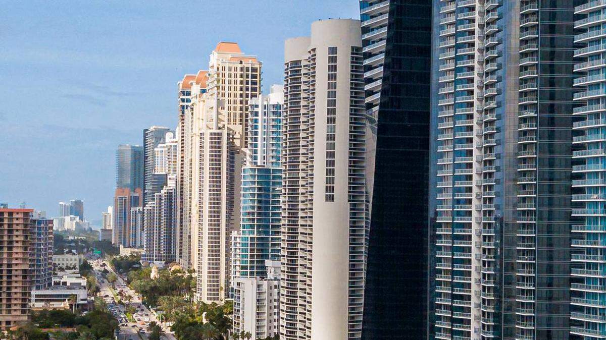 Una nueva ley limita la capacidad de los extranjeros de siete países para comprar inmuebles en la Florida. Imagen aérea de los condominios que bordean Collins Avenue en Sunny Isles Beach, la llamada Pequeña Moscú.