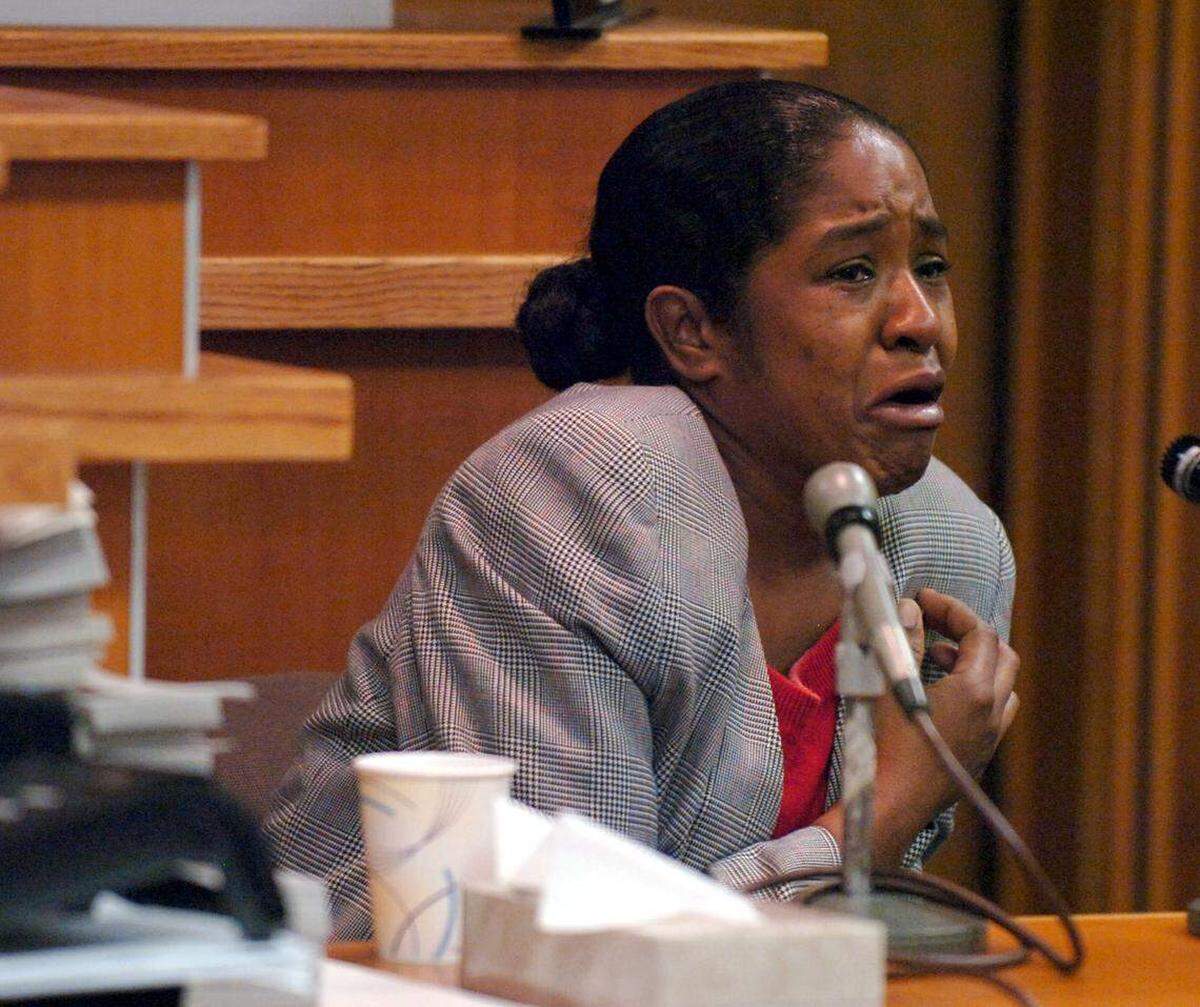 La madre de Quatisha Maycock, Shandelle Maycock, llora mientras testifica durante el juicio de Harrel Juicio de Braddy en 2007. Braddy fue declarado culpable de secuestrar a Shandelle y abandonar a Quatisha, de cinco años, para que fuera devorada por caimanes en Alligator Alley.