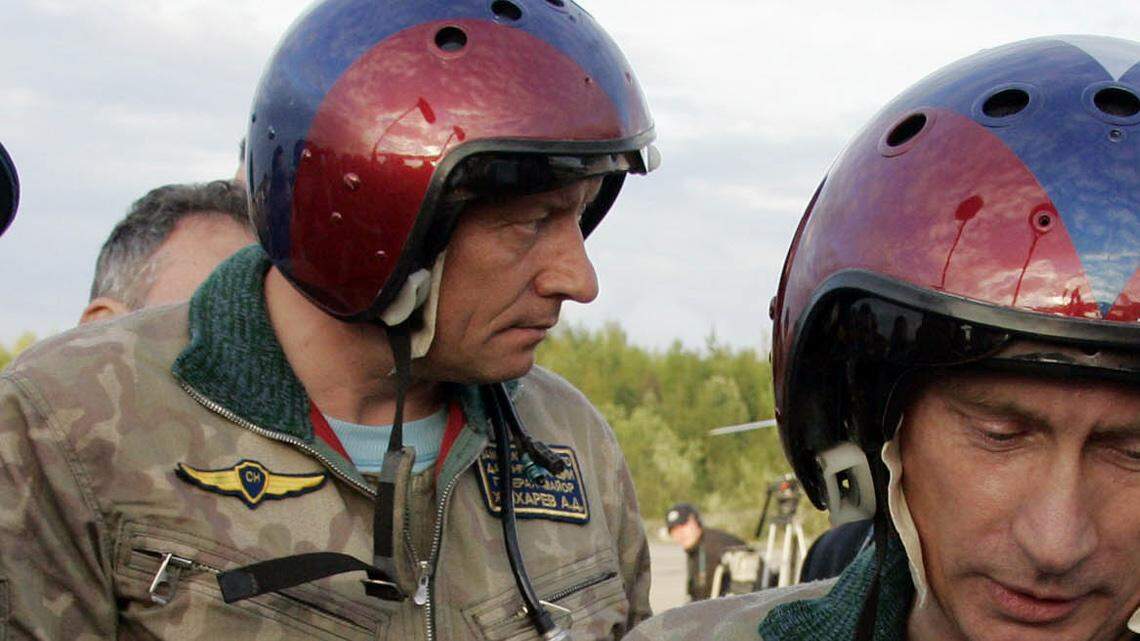 Foto de archivo del martes, 16 de agosto de 2005, el presidente ruso Vladimir Putin sostiene  una maqueta de un supersónico Bombardero estratégico Tu-160, en un aeródromo cercano a la ciudad norteña de Murmansk, Rusia. 