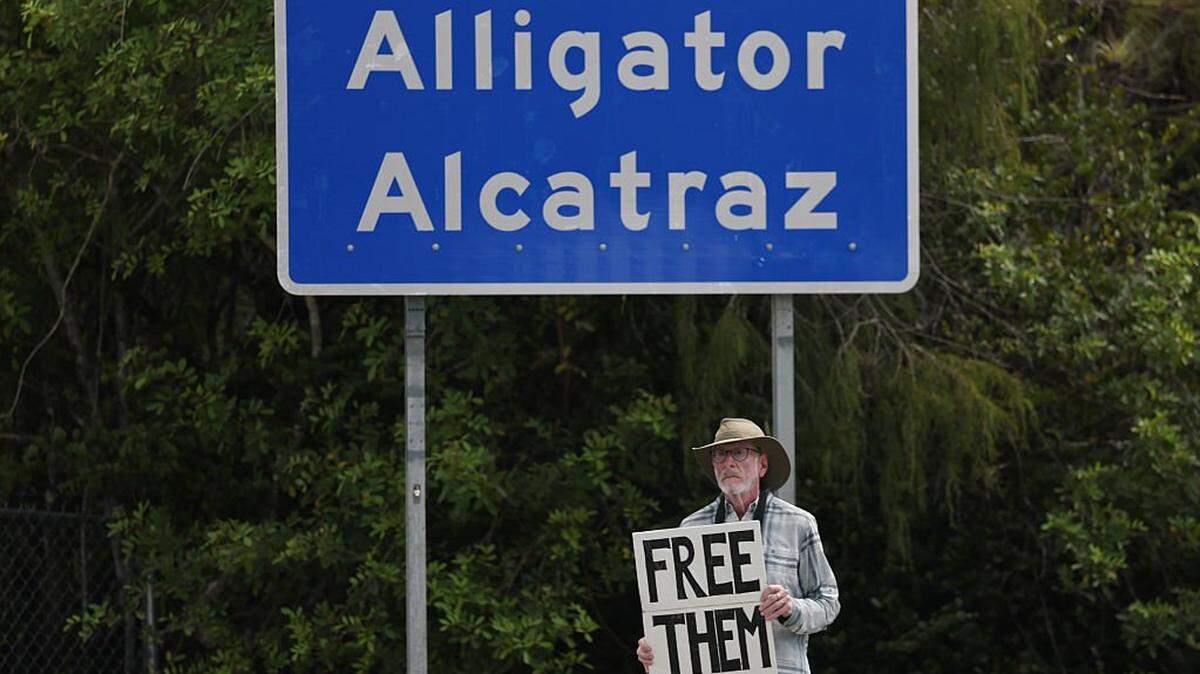 El activista Joshua Rubin protesta a la entrada de “Alligator Alcatraz” en el Aeropuerto de Entrenamiento y Transición Dade-Collier el 22 de agosto de 2025 en Ochopee, Florida. Un juez federal ordenó la suspensión indefinida de las nuevas construcciones en el centro de detención de inmigrantes y prohibió el ingreso de nuevos detenidos, coincidiendo con grupos ambientalistas que afirman que la instalación pone en peligro los Everglades y su fauna. El estado de Florida presentó una apelación tras el fallo del juez.