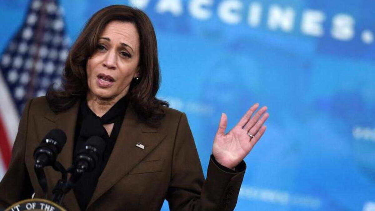 La vicepresidenta de Estados Unidos, Kamala Harris, habla sobre la atención médica equitativa durante la pandemia de Covid-19 en el auditorio de South Court del edificio de oficinas ejecutivas de Eisenhower, junto a la Casa Blanca, en Washington, DC el 22 de noviembre de 2021 (Foto de OLIVIER DOULIERY / AFP/ Getty Images)