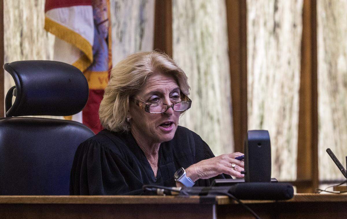 La jueza Marisa Tinkler Méndez se dirige a los abogados durante la audiencia de mociones de George Pino en el Edificio de Justicia Richard E. Gerstein en Miami, el miércoles 27 de mayo de 2026.
