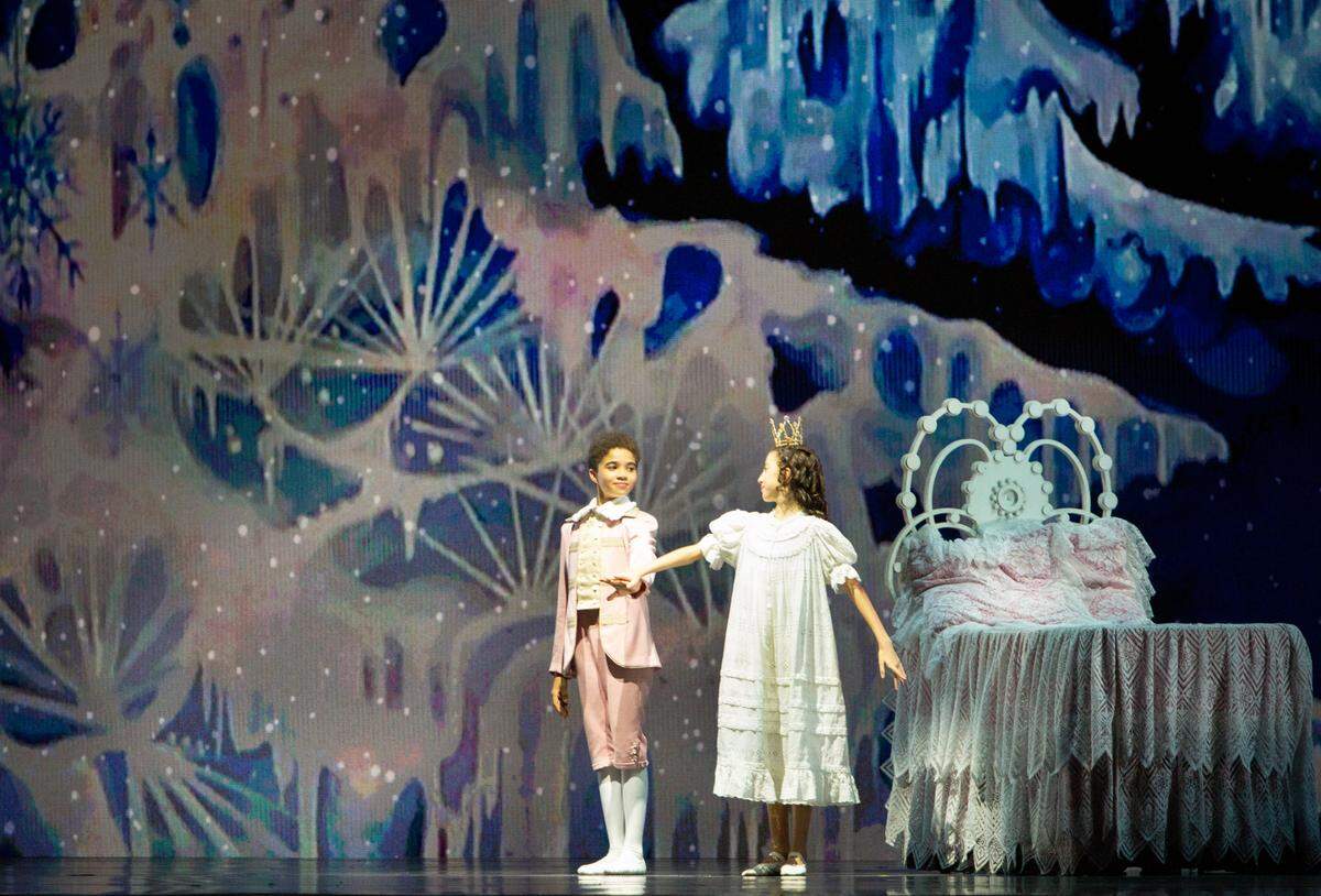 Mia Zaffaroni y Dominick Scherer, estudiantes de la Miami City Ballet School.
