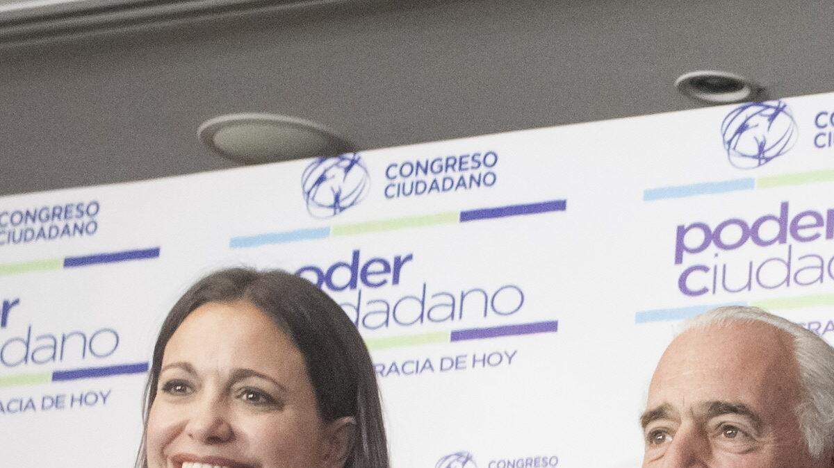 De izquierda a derecha, la ex diputada venezolana María Corina Machado, los ex presidentes Andrés Pastrana, de Colombia, Sebastián Piñera, de Chile, y la esposa del opositor venezolano Leopoldo López, Lilian Tintori, durante el foro "El poder ciudadano y la democracia de hoy", en Caracas.