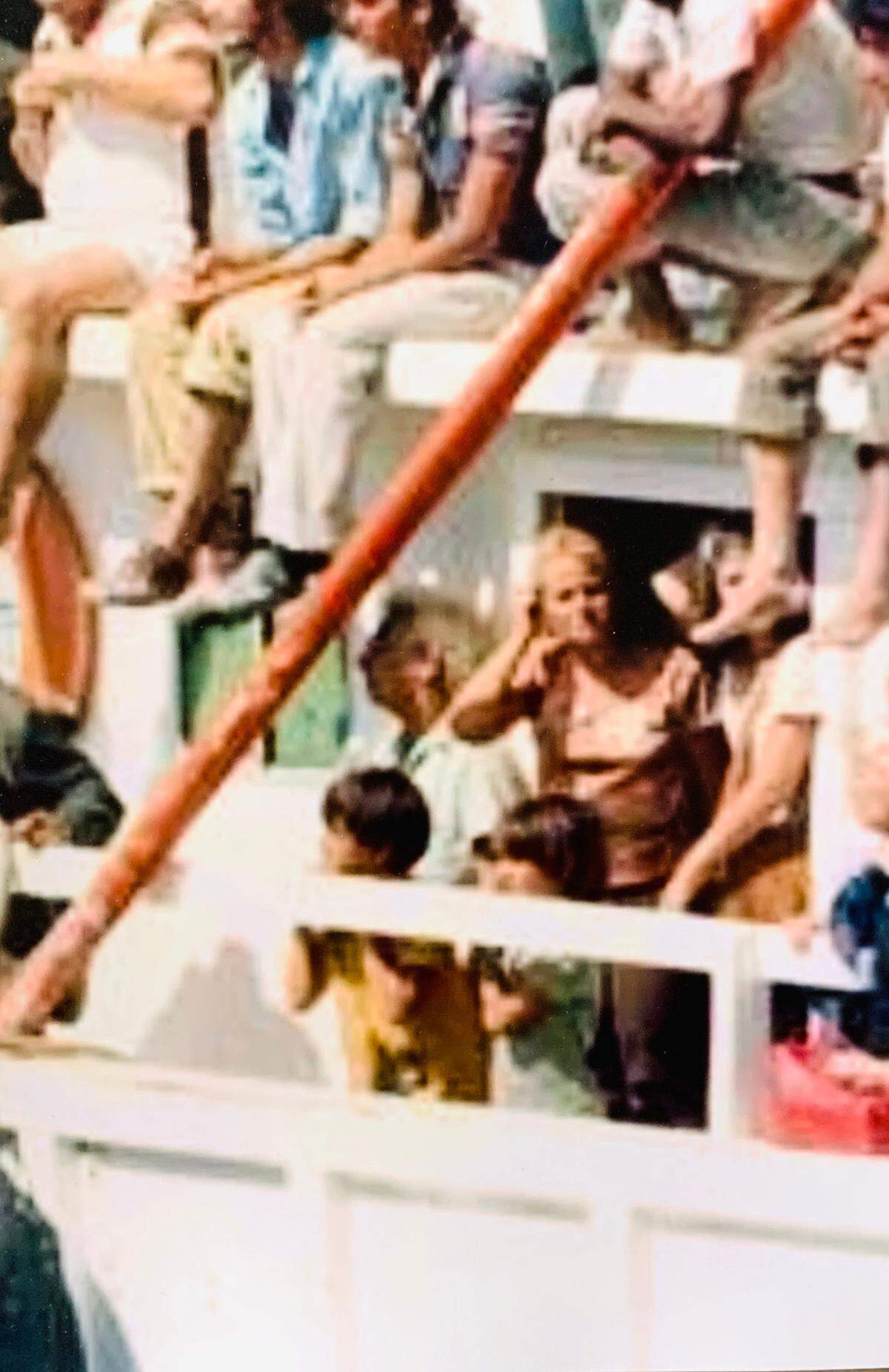 Janet Díaz Bonilla, a los 6 años, mira desde el bote en Key West después de una travesía marítima de 17 horas desde Cuba.