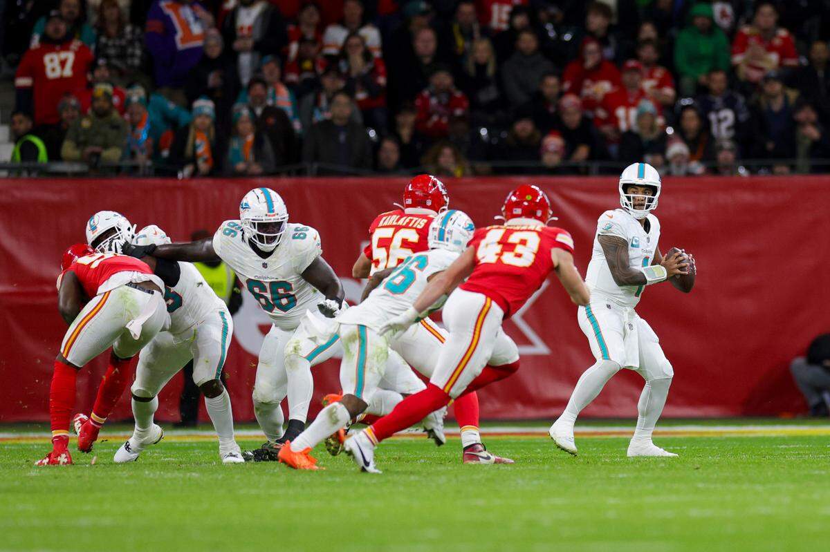 El quarterback de los Dolphins de Miami Tua Tagovailoa (1) trata de pasar la pelota en el partido ante los Chiefs de Kansas City, celebrado el 5 de noviembre de 2023 en Frankfurt, Alemania