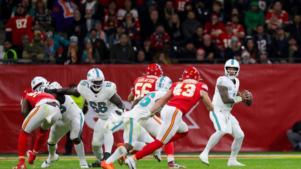 El quarterback de los Dolphins de Miami Tua Tagovailoa (1) trata de pasar la pelota en el partido ante los Chiefs de Kansas City, celebrado el 5 de noviembre de 2023 en Frankfurt, Alemania