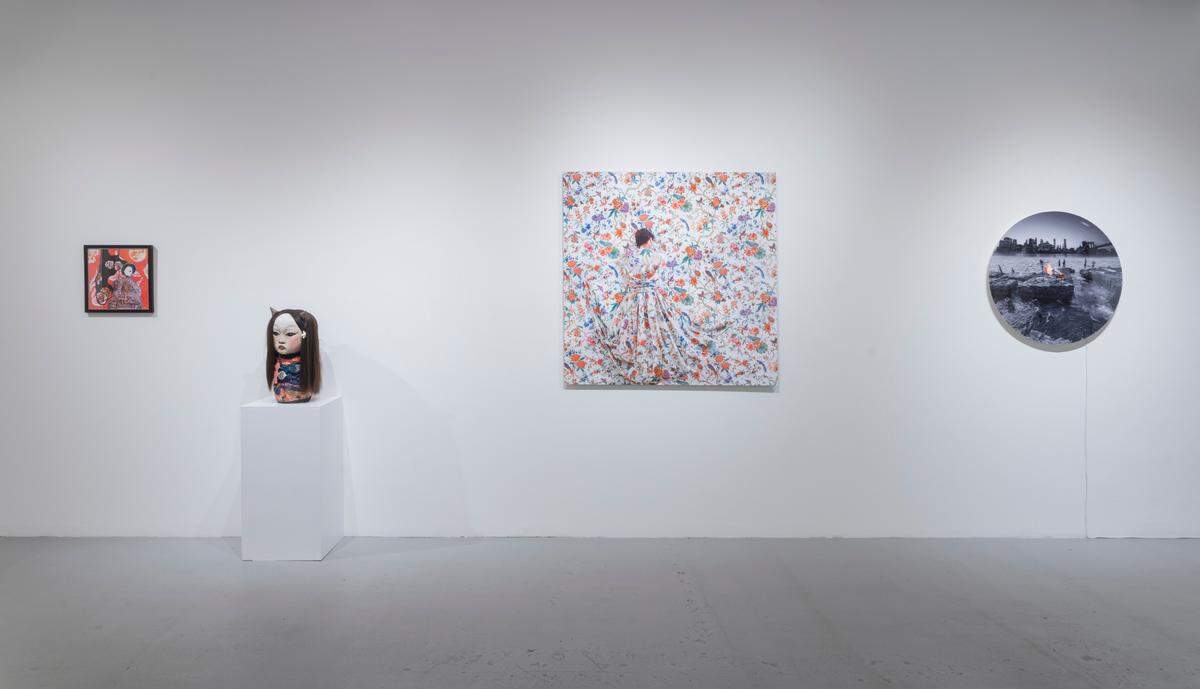 Vista de algunas de las obras en sala de la exhibición “Power Couture” en Panamerican Art Projects.