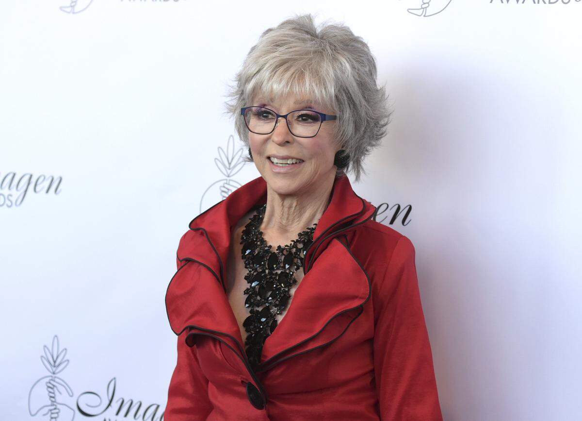 En esta foto de archivo del 25 de agosto de 2018, Rita Moreno llega a la 33ª edición anual de los Premios Imagen en Los Ángeles.