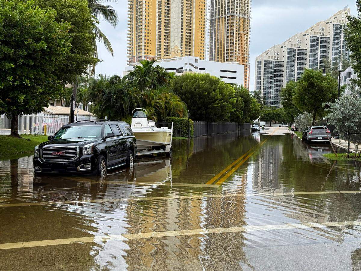 Vehículos estacionados junto a la carretera inundada debido a las fuertes lluvias en North Bay Rd y 180th Dr. en Sunny Isles Beach el sábado 5 de octubre de 2024 en Florida.