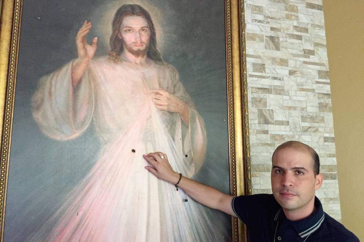 El reverendo Erick Alvarado, vicario de la Iglesia de la Divina Misericordia de Managua, muestra los impactos de bala cuando el templo  sufrió un ataque violento el 13 y 14 de julio pasados por parte de simpatizantes de Ortega.