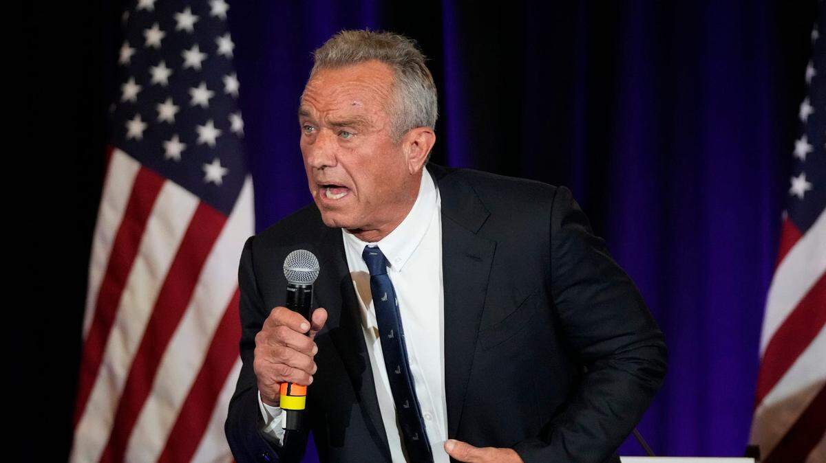 El candidato presidencial independiente Robert F. Kennedy Jr. habla en un mitin de campaña en Brazos Hall el lunes 13 de mayo de 2024.
