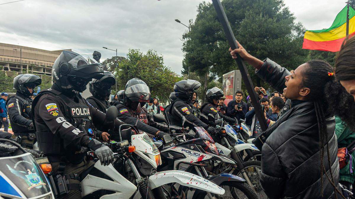 Manifestantes protestan frente a una barricada policial para exigir el paradero de cuatro menores detenidos por los militares y desaparecidos posteriormente, el 23 de diciembre de 2024. Los restos de los cuerpos calcinados de los menores fueron encontrados el 31 de diciembre y 16 militares fueron detenidos por el suceso.
