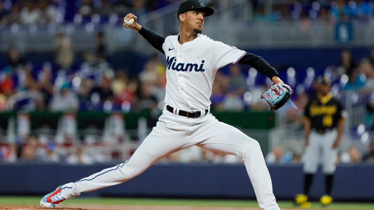 El lanzador abridor de los Miami Marlins, Eury Pérez (39), hace un lanzamiento contra los Piratas de Pittsburgh durante la primera entrada este 25 de junio de 2023 en el LoanDepot Park.