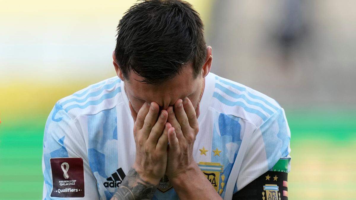 El delantero de Argentina Lionel Messi gesticula antes del inicio del partido ante Brasil en las eliminatorias mundialistas, el 5 de septiembre de 2021 en Sao Paulo, Brasil.