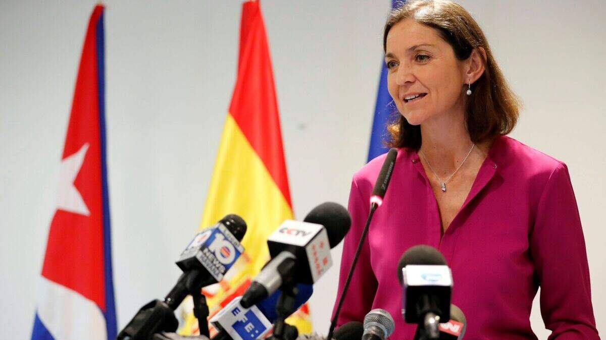 La ministra de Turismo de España, Reyes Maroto, habla durante una rueda de prensa, este lunes, en La Habana (Cuba).