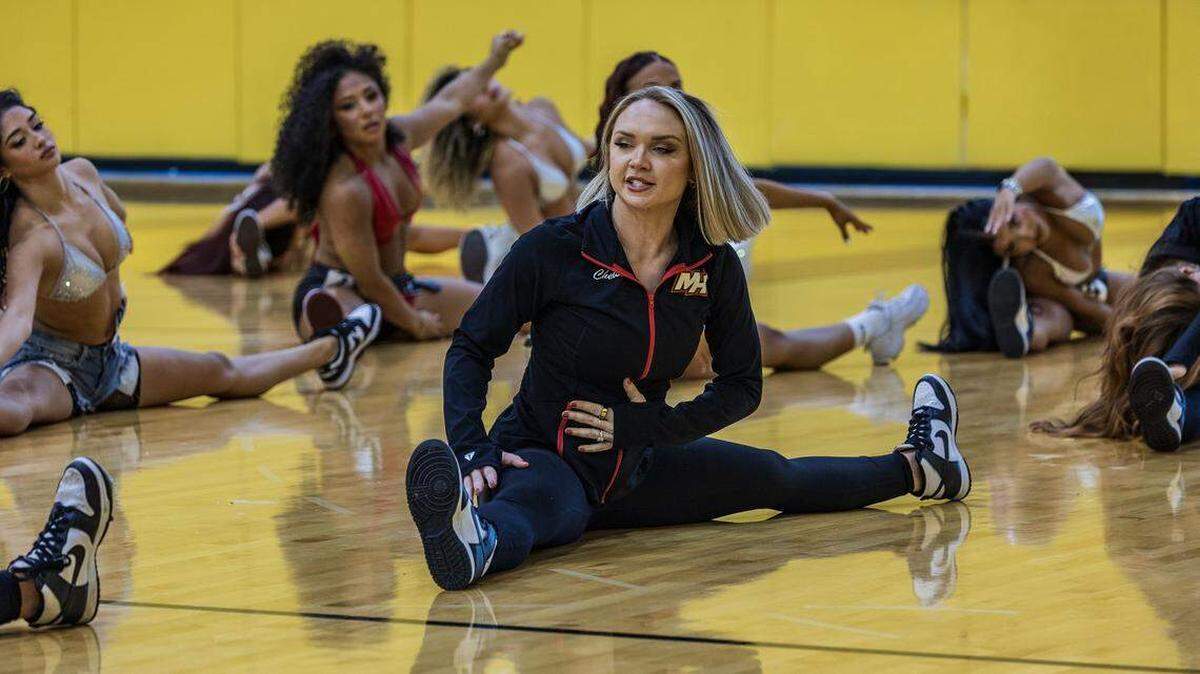 Chelsea Varsaci, abogada y bailarina del Miami Heat, dirige un calentamiento durante un taller de audición en el Kaseya Center de Miami el jueves 24 de julio de 2025.