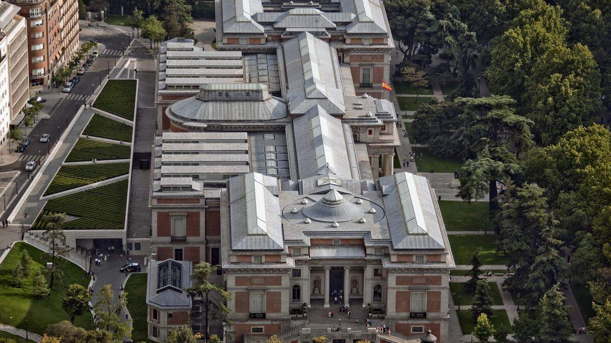 El Museo del Prado, primer museo estatal español, abrió sus puertas el 19 de noviembre de 1819, con un catálogo de 311 obras procedentes de las colecciones reales.