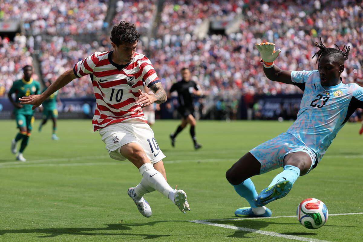 El delantero de Estados Unidos Christian Pulisic (izq.) marca el segundo gol de su equipo en el partido amistoso ante Senegal, celebrado el 31 de mayo de 2026 en el Bank of America Stadium en Charlotte, Carolina del Norte.