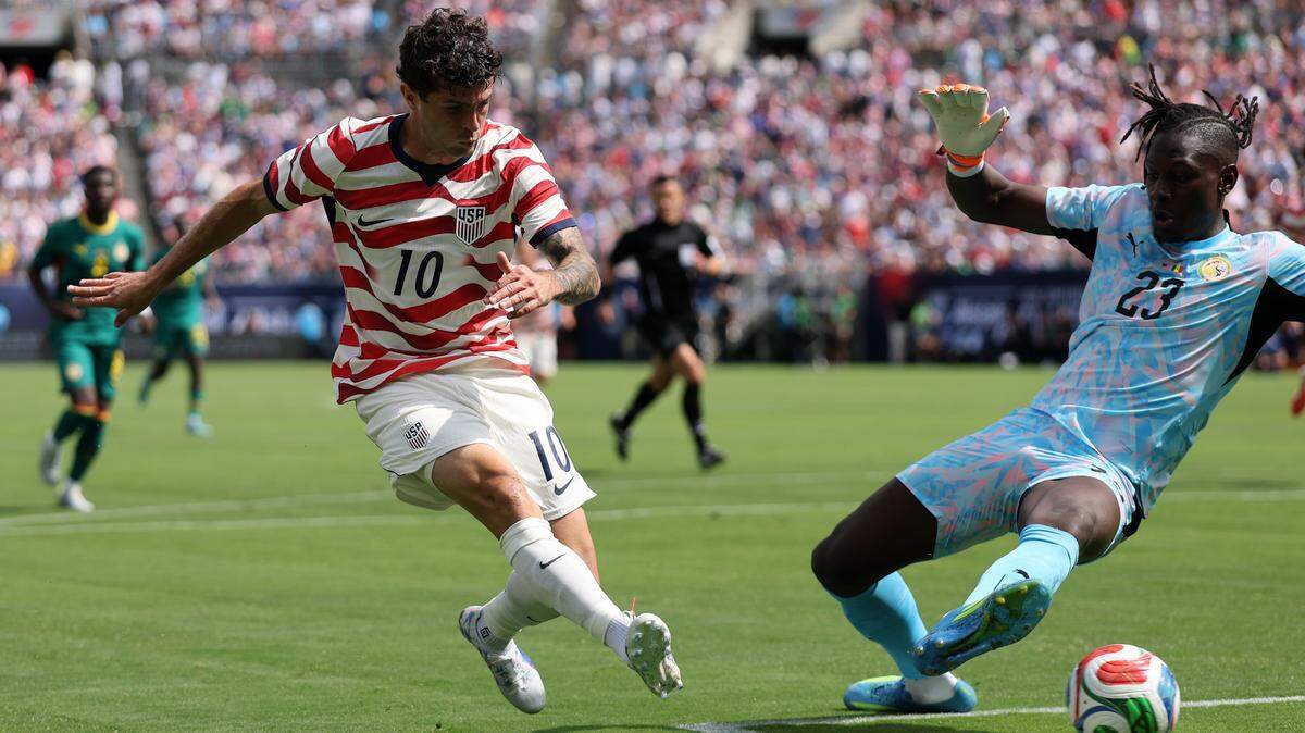 Christian Pulisic, de Estados Unidos, marca el segundo gol de su equipo ante Mory Diaw, de Senegal, durante el partido amistoso internacional entre Estados Unidos y Senegal, celebrado en el Bank of America Stadium el 31 de mayo de 2026 en Charlotte, Carolina del Norte.