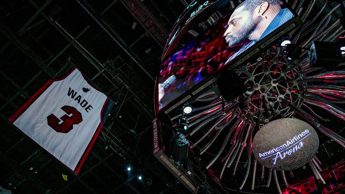 La camiseta de Dwyane Wade cuelga en lo alto del American Airlines Arena tras la retirada de su número “3” por parte del Heat este 22 de febrero en Miami.