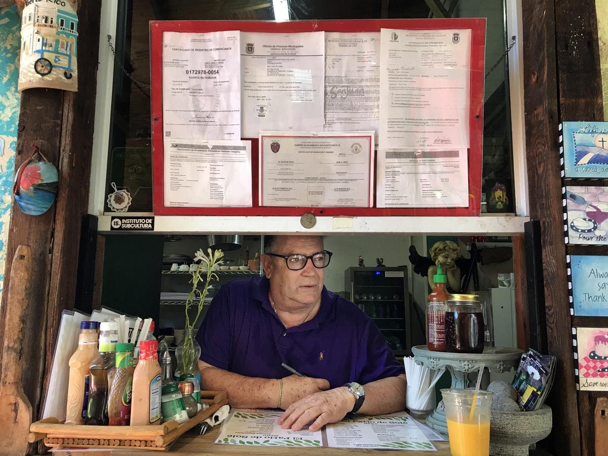 El comerciante José Solé en la ventanilla de su negocio, El Patio de Solé, un pequeño restaurante en la calle Cerra en Santurce, Puerto Rico, el 11 de julio.