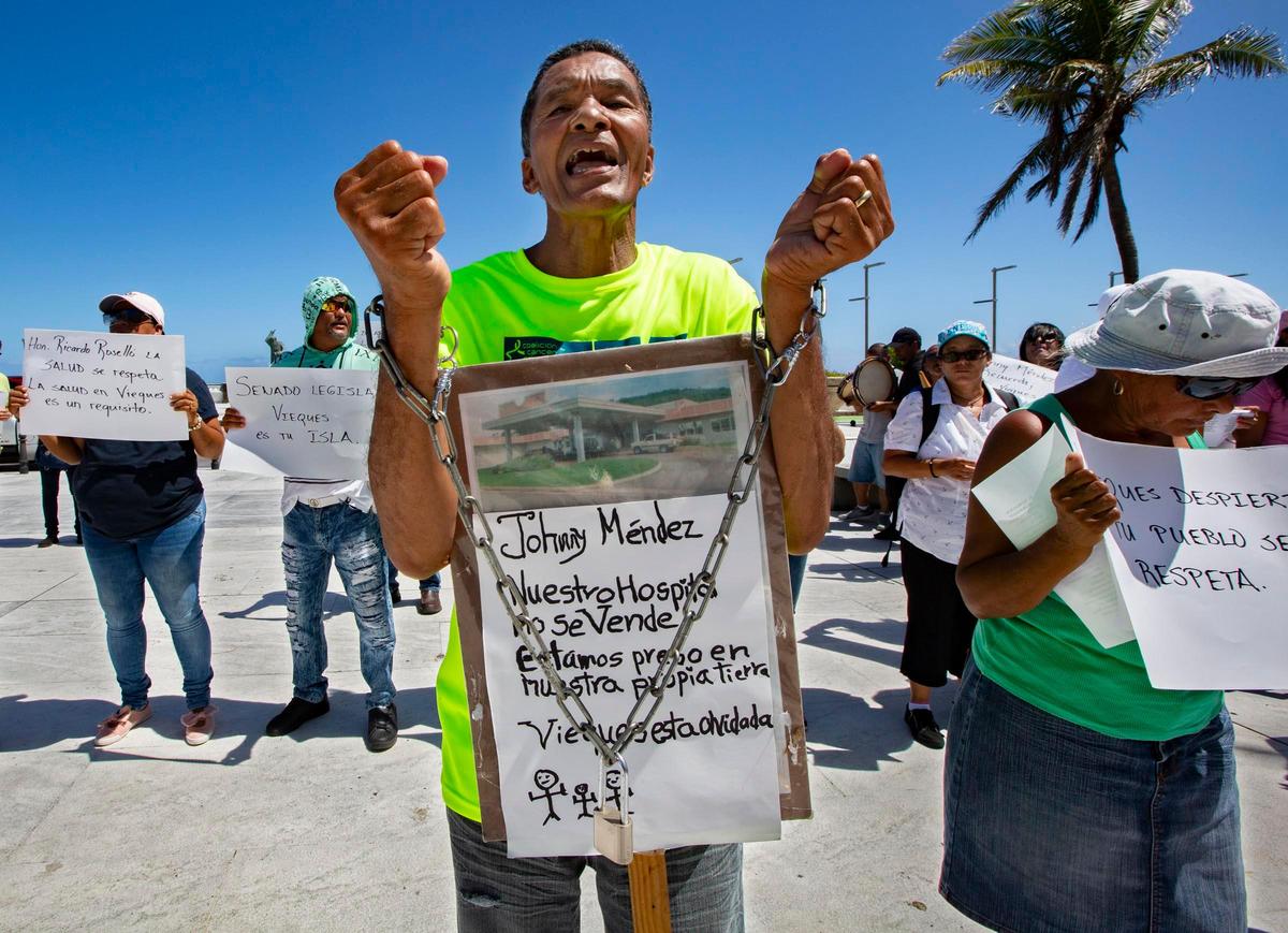 José Luis Camacho Ledesma grita frente al edificio del Capitolio en San Juan, Puerto Rico, el 20 de agosto del 2018. Camacho se unió a otros manifestantes que piden mejores instalaciones y servicios médicos en la Isla de Vieques.