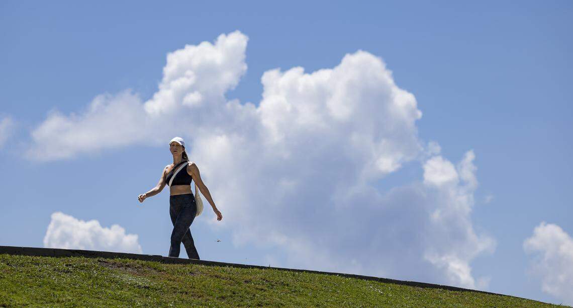 Una mujer camina por South Pointe Park el 15 de agosto de 2025, en Miami Beach, Florida. Foto de Matias J. Ocner mocner@miamiherald.com