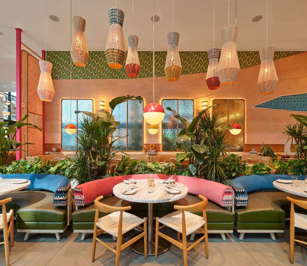 El restaurante tiene capacidad para 85 personas en el comedor y también cuenta con mesas en el patio.