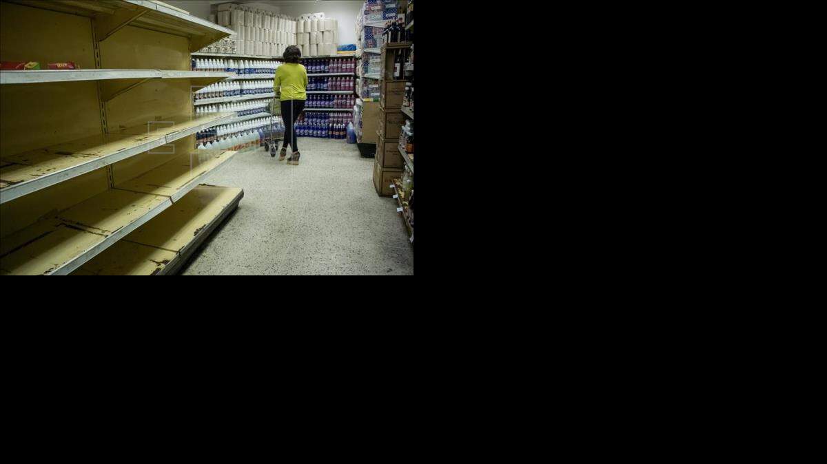Una mujer compra en un supermercado el  jueves 11 de febrero de 2016. EFE-Archivo