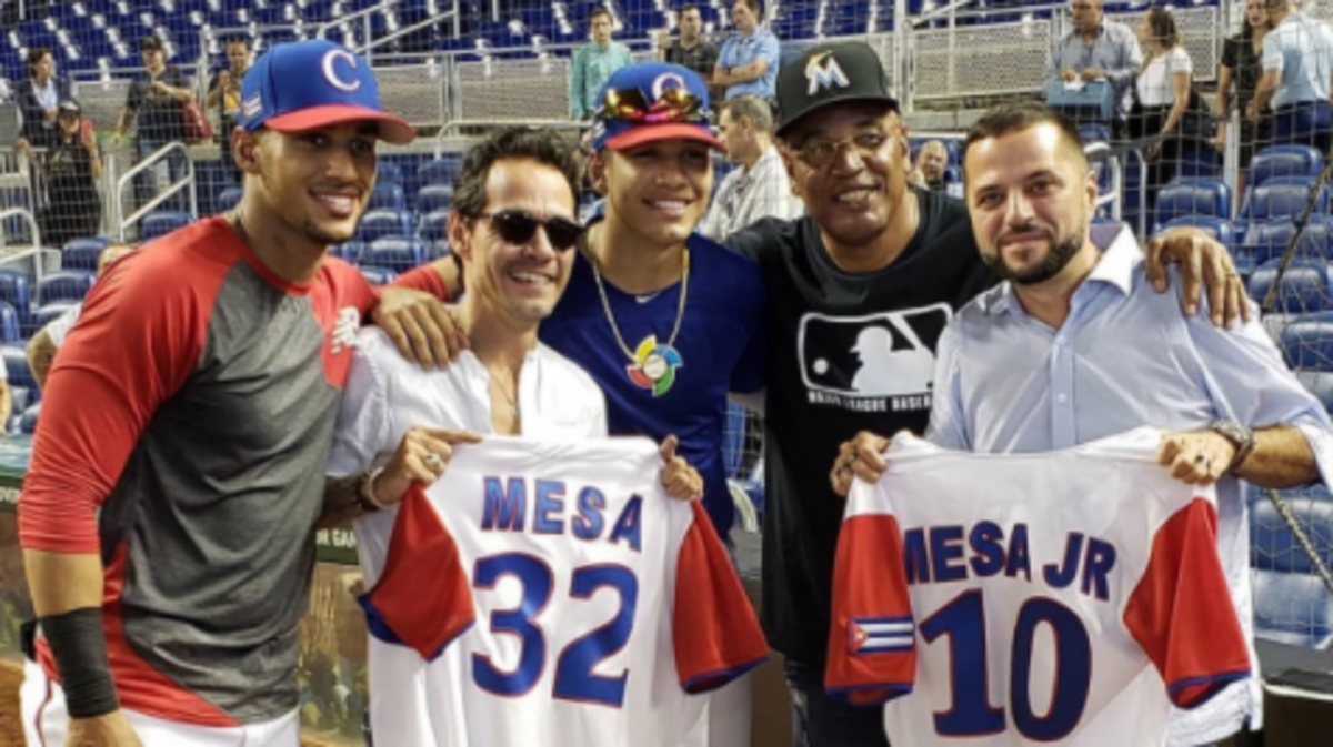 Víctor Víctor Mesa, el cantante y empresario Marc Anthony, Víctor Mesa Jr, Víctor Mesa y una persona no identificada (de izq. a der.) posan en el Marlins Park de Miami.