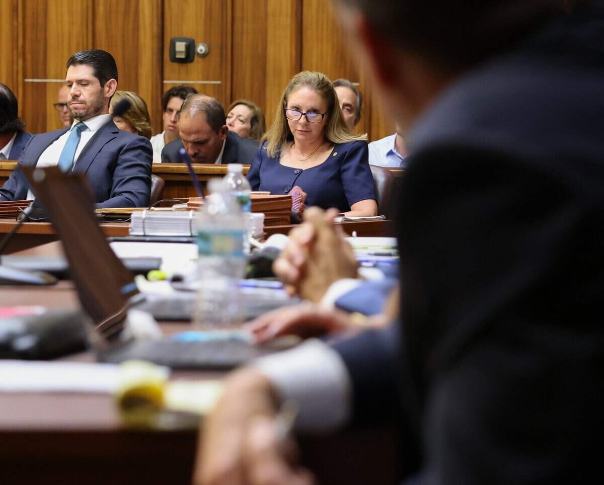 La fiscal Laura Adams mira fijamente a George Pino —quien la había estado mirando momentos antes— durante el juicio de este el miércoles 17 de junio de 2026, en Miami, Florida.