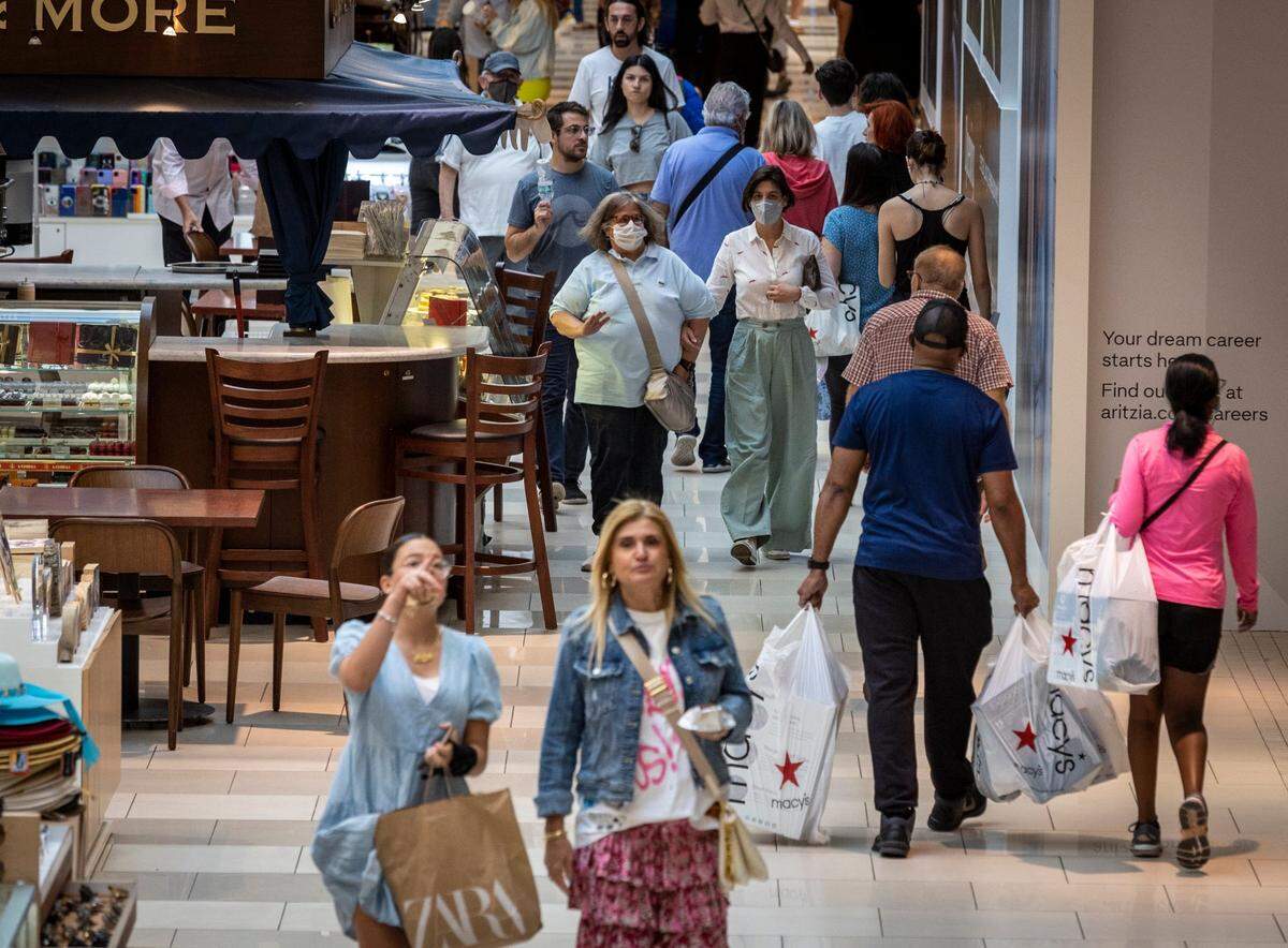 Compradores en Aventura Mall en noviembre del 2021. Miami se ubica en segundo lugar entre las mejores ciudades de Estados Unidos para iniciar una empresa, según informe del portal de finanzas WalletHub.