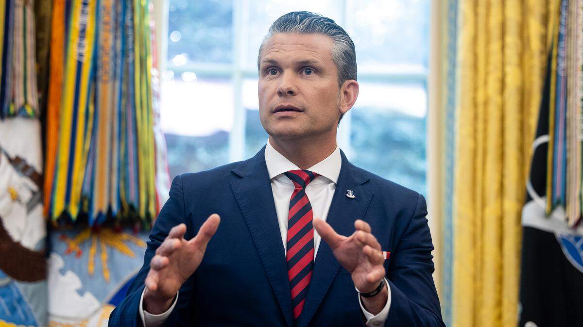 El secretario de Defensa, Pete Hegseth, habla después de que el presidente Donald Trump firmara una orden ejecutiva para renombrar el Departamento de Defensa como Departamento de Guerra en el Despacho Oval de la Casa Blanca el 5 de septiembre de 2025.
