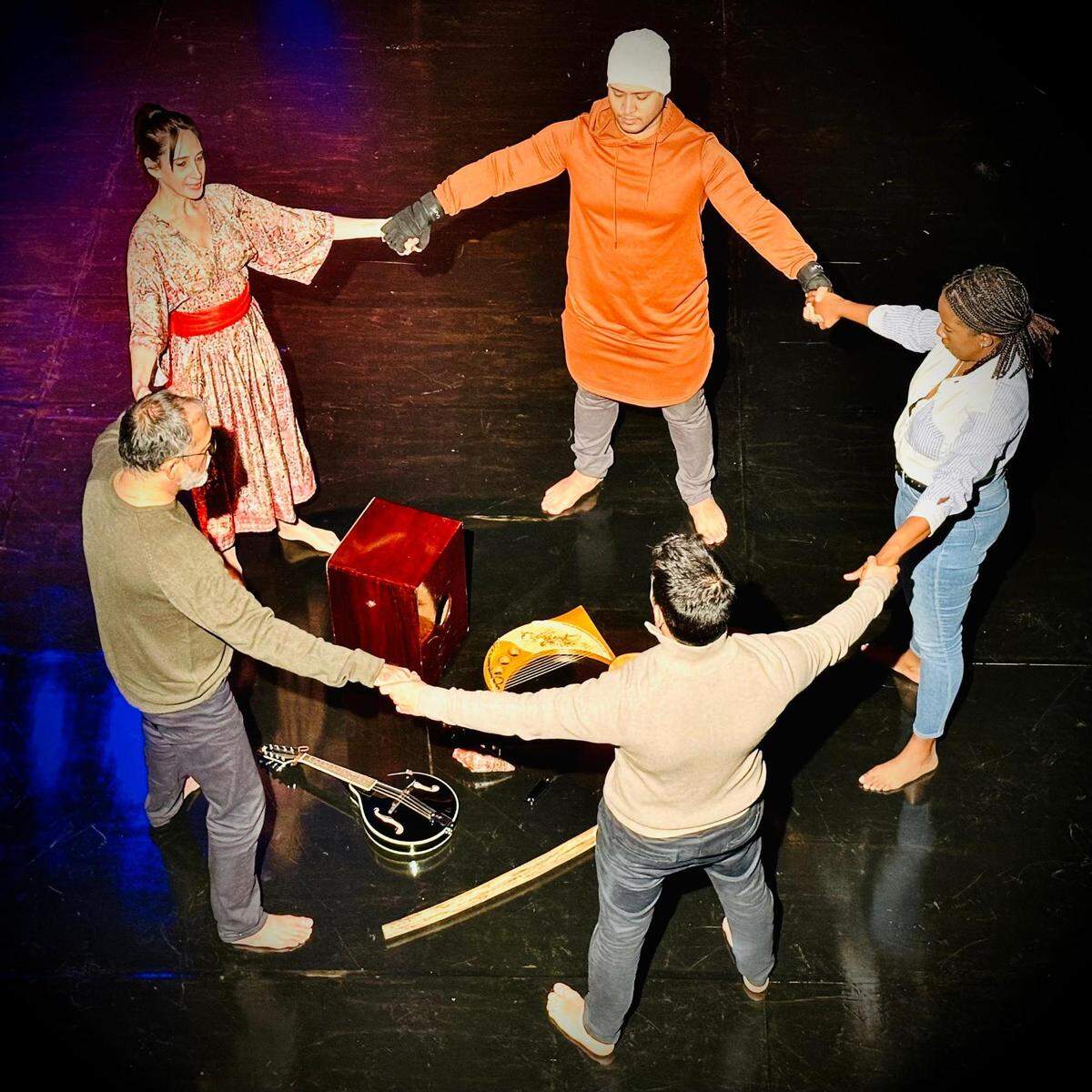 Los actores José Manuel Domínguez, Belén Curiuni, Raydel Casas, Yamilet Pedro y Yusan Mulet en “Las horas oscuras del Fénix” (Antihéroes). 