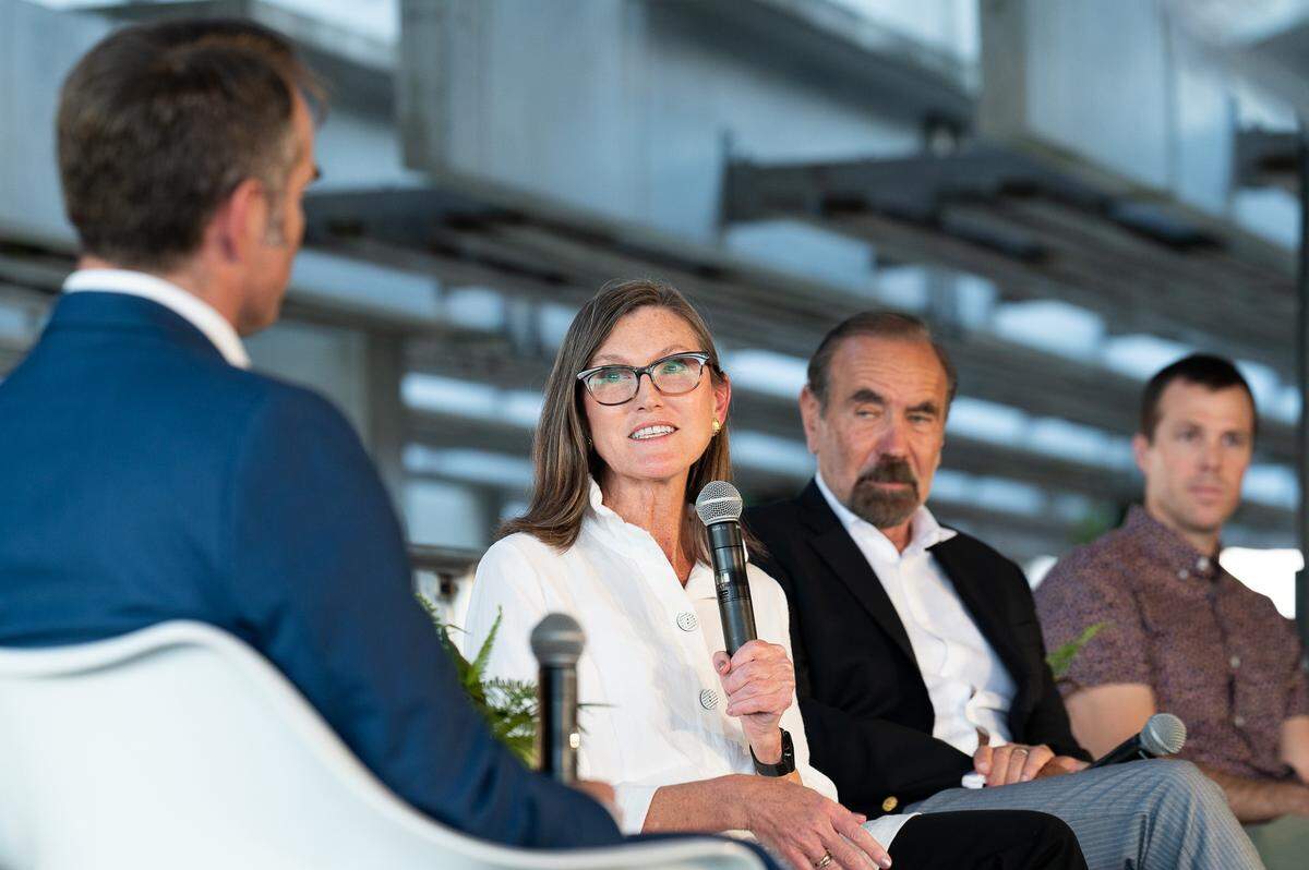 Cathie Wood, Jorge Pérez y Zach Dexter, en el conversatorio sobre el futuro de Miami como centro financiero, coordinado por Bloomberg.
