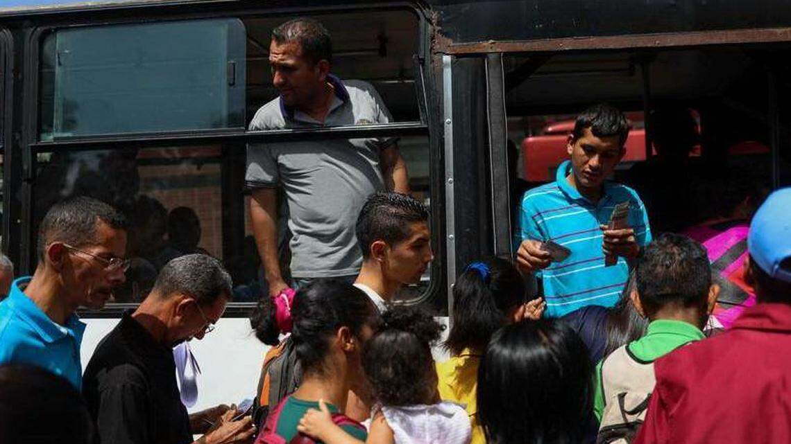 Usuarios tratan de subir a un autobús el 8 de junio de 2018, en Caracas (Venezuela).