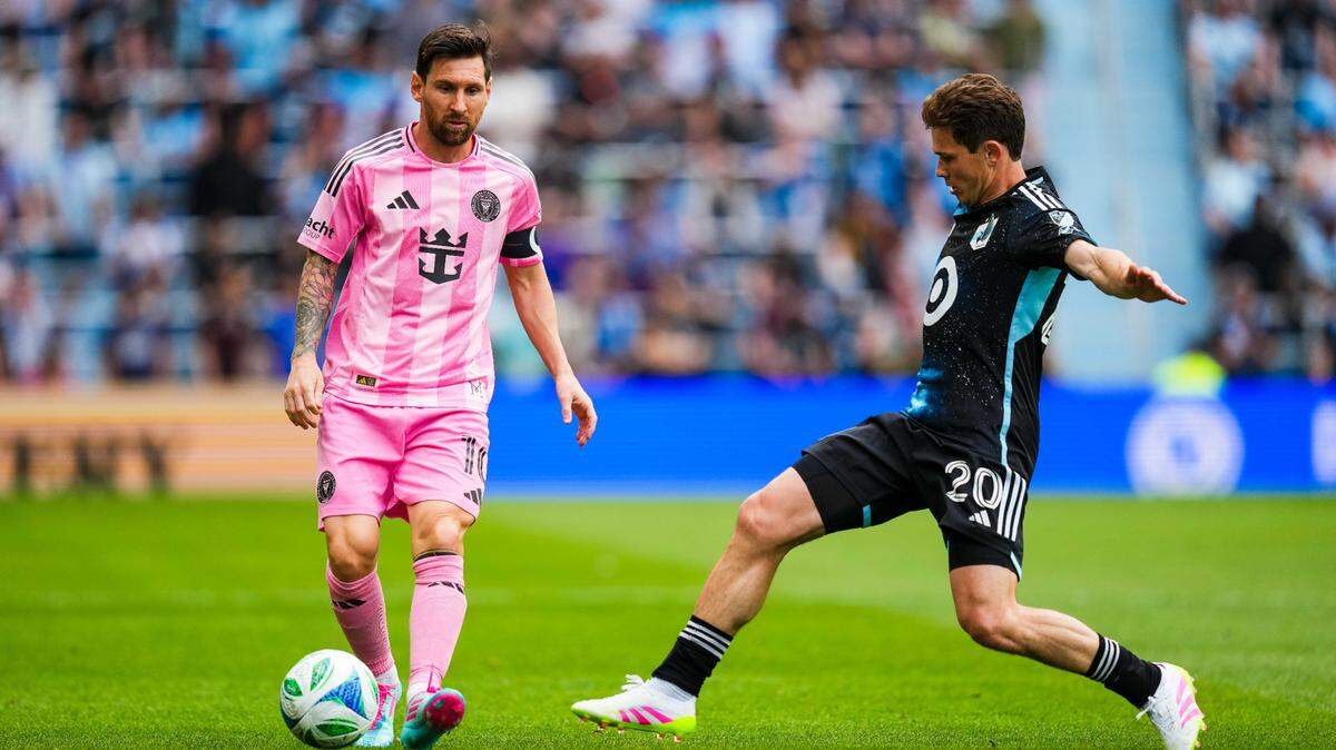 El delantero del Inter Miami Lionel Messi (izq.) conduce el balón en el partido ante Minnesota United, celebrado el 10 de mayo de 2025 en Minnesota.