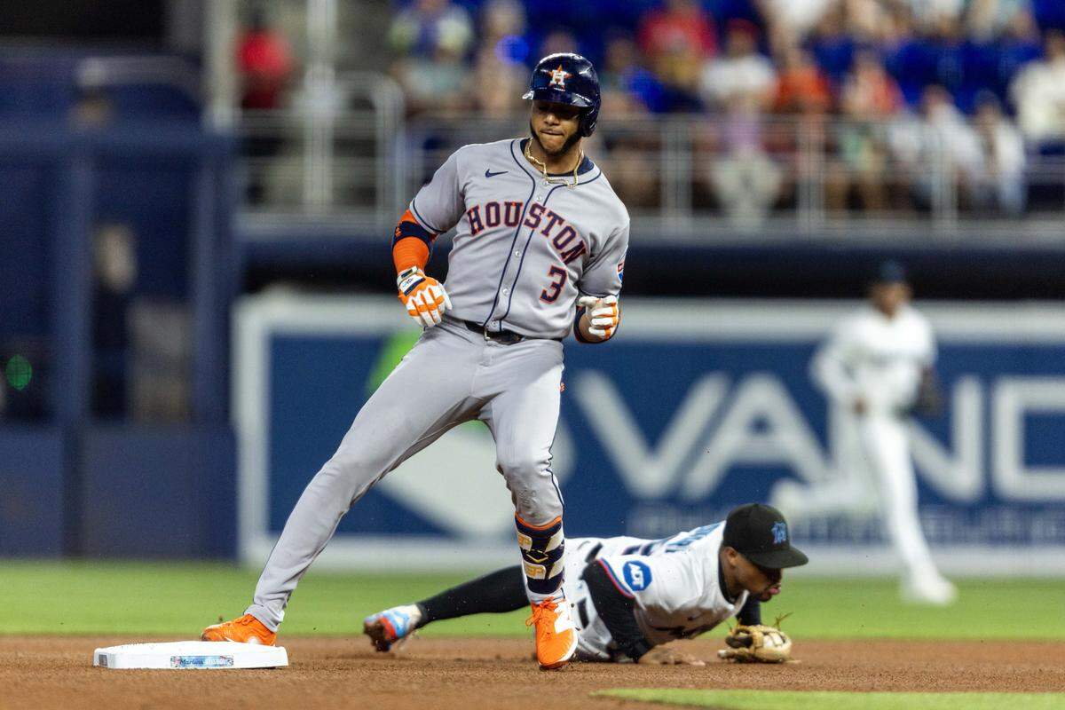 El torpedero de los Astros de Houston Jeremy Peña regresa a segunda base ante la defensa de Xavier Edwards, de los Marlins, en el cuarto inning del partido celebrado el 4 de agosto de 2025 en Miami.