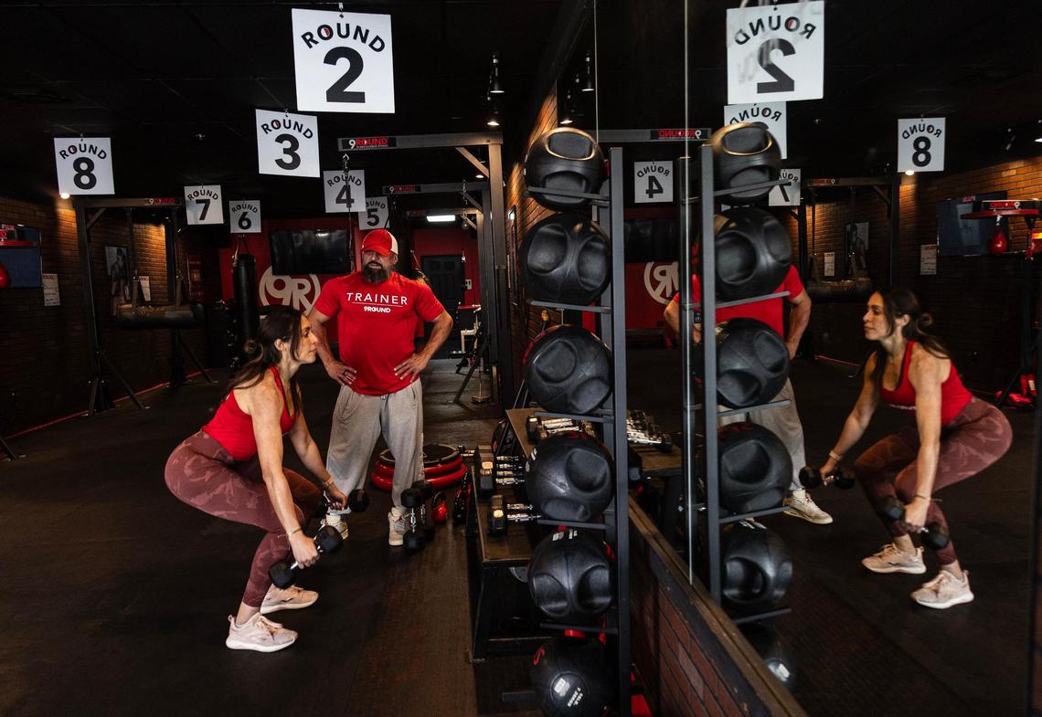 Julia Fernández y Leo Do Carmo se conocieron en un gimnasio en su natal Valencia, Venezuela. La pasión por el ejercicio se convirtió en el corazón de su negocio en Miami, 9Round Fitness Gym, donde entrenan a personas que quieren estar en forma física y además llevan los beneficios del ejercicios a adolescentes con depresión.