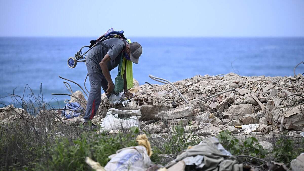 Un hombre busca materiales reciclables entre los escombros de edificios colapsados en Caraballeda, estado La Guaira, Venezuela, el 6 de julio de 2026, tras los fuertes terremotos que sacudieron la región.
