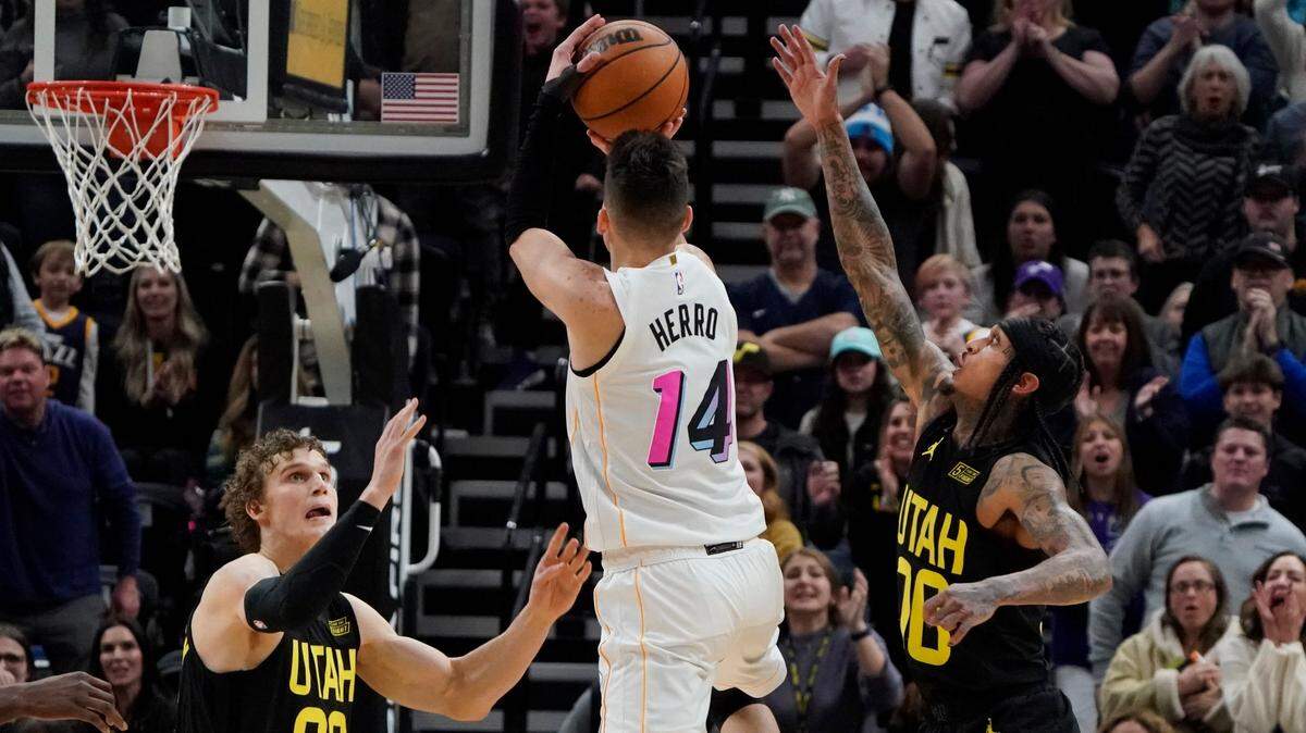 El escolta del Heat  Tyler Herro (14) hace el tiro que le dio el triunfo a su equipo ante el Jazz, en el partido celebrado el 31 de diciembre de 2022 en Utah.