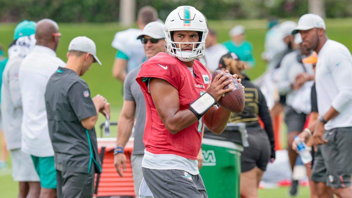 El quarterback de los Dolphins Tua Tagovailoa se prepara para pasar el ovoide en una práctica en el Baptist Health Training Complex en Miami Gardens, el 15 de septiembre de 2022.