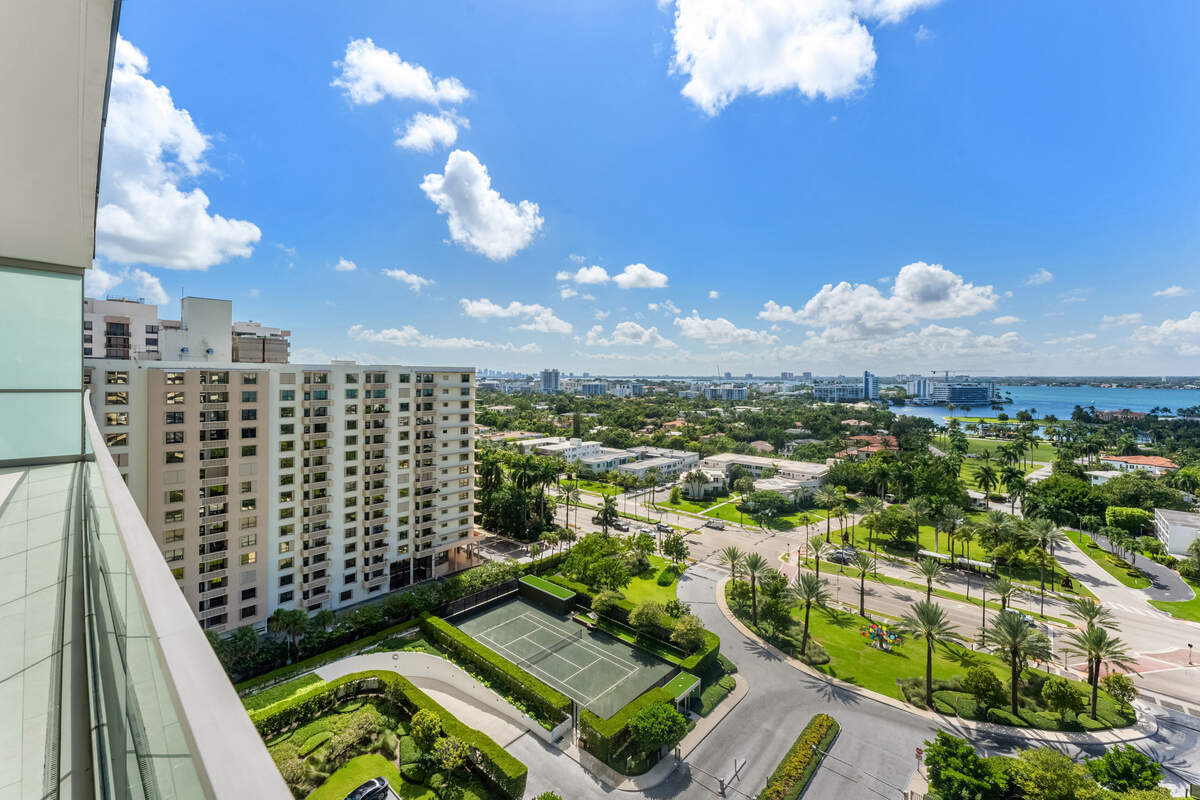 Desde el balcón del apartamento orientado al oeste se puede ver la Bahía de Biscayne.