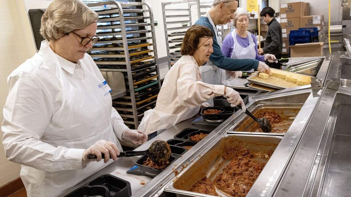 Incertidumbre política y recortes amenazan entrega de comidas de Medicaid que ayudan con la salud y el presupuesto
