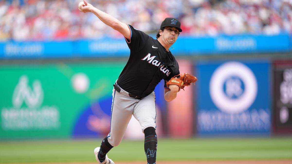 El lanzador abridor de los Marlins, Cal Quantrill (47), lanza contra los Filis en la primera entrada en el Citizens Bank Park, el 19 de abril de 2025; en Filadelfia, Pensilvania.